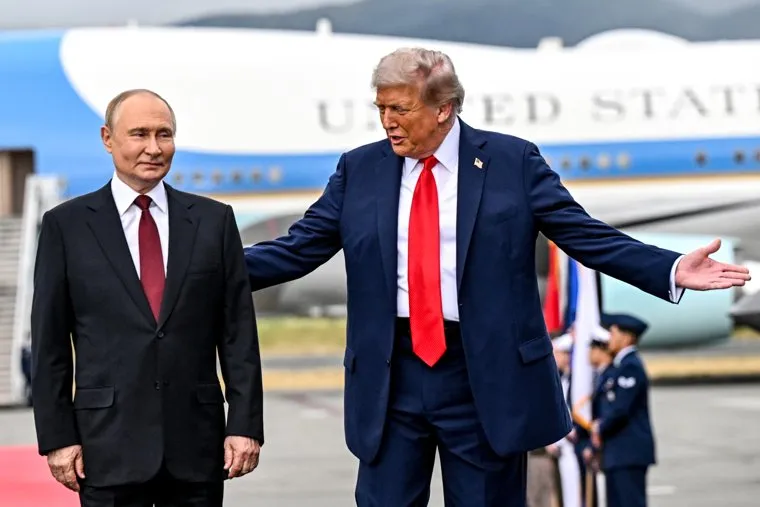 Глава Белого дома Дональд Трамп встретил президента РФ Владимира Путина на Аляске