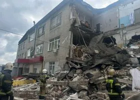 На завалах рухнувшего в Екатеринбурге здания ищут людей с собакой