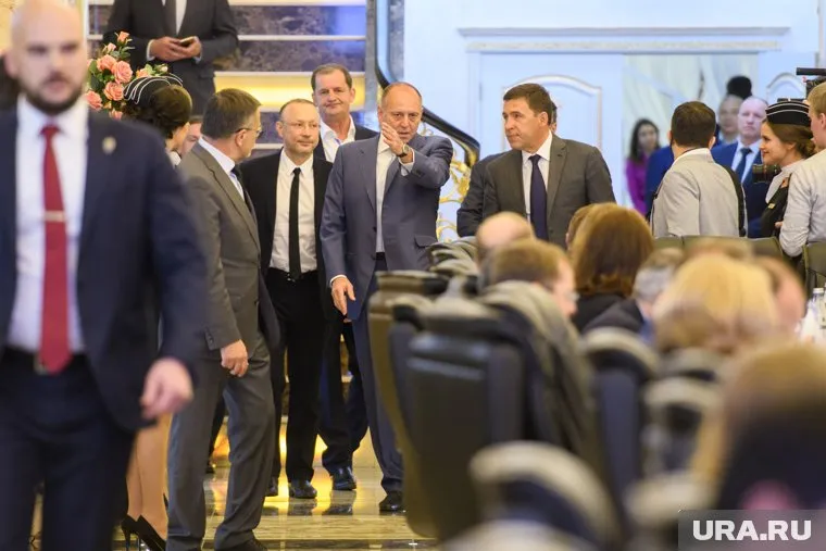 Дмитрий Пумпянский (в центре) планирует совместить строительство «Универсиады» с «Новокольцовским»