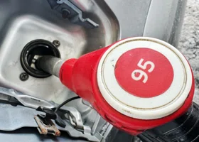 Новый год — новые цены: в Тюменской области подорожал бензин 