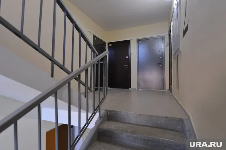 Мужчина выходил из подъезда, когда на него упал электромагнитный замок