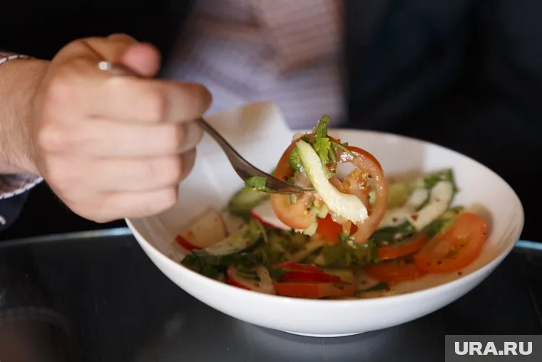 Помидоры и огурцы помогут предотвратить появление камней в почках, уточнил Иван Портер