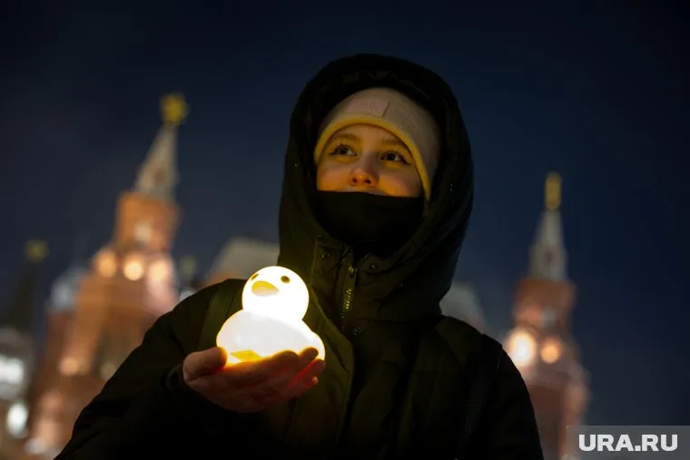 14 февраля несколько активистов включили фонарики на Манежной площади, но полицейские не стали их задерживать