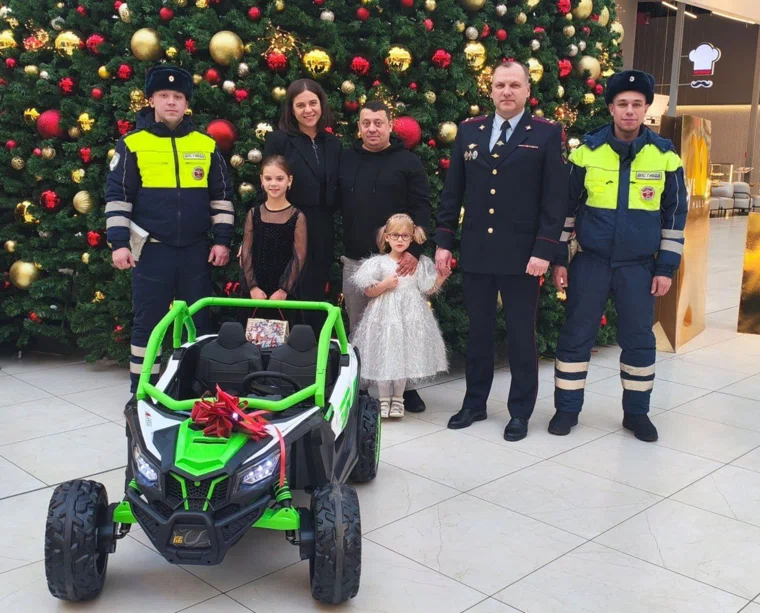 Пятилетней девочке очень понравился подарок от силовиков