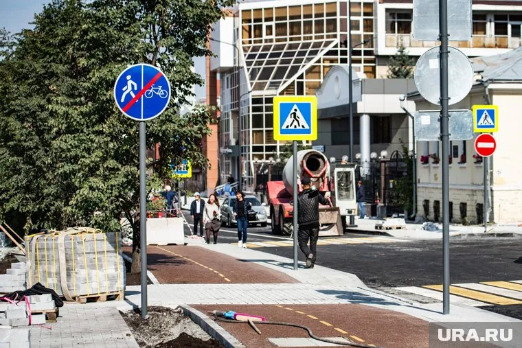 Глава Екатеринбурга настаивал, чтобы дорожные знаки размещались на фонарных столбах