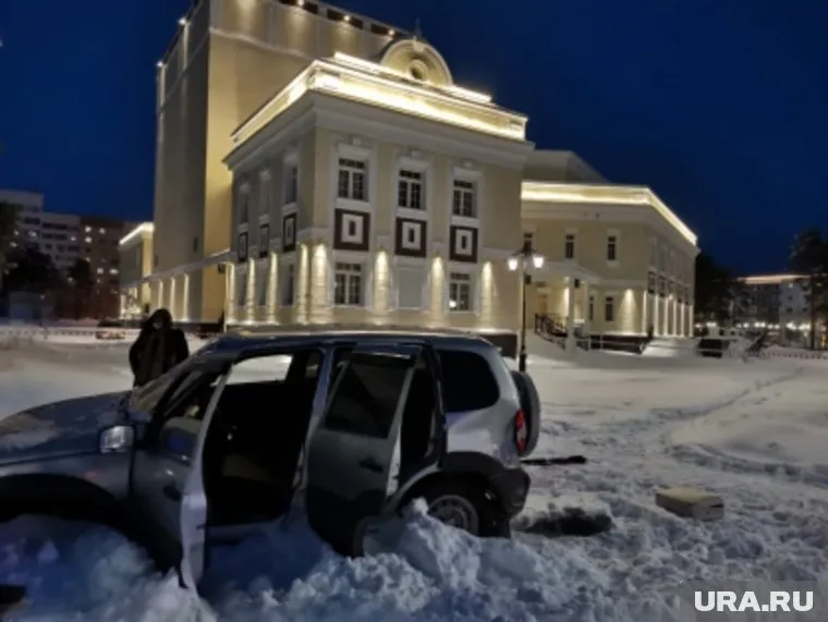 Мужчина подъехал к отделу полиции на своем автомобиле и открыл стрельбу