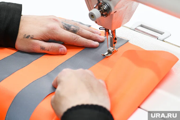 Почти все осужденные трудятся в швейном цехе (архивное фото)