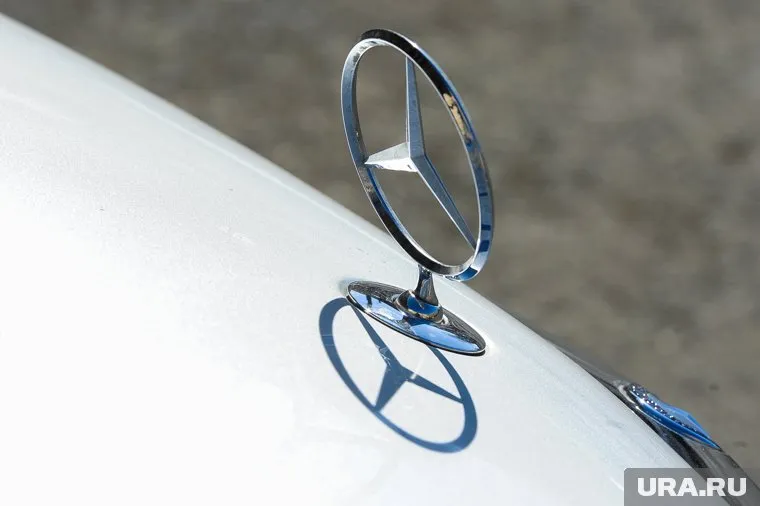 Белый Mercedes пермячки облили черной краской