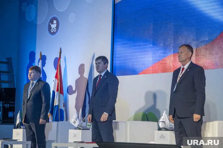 В съезде участвуют губернатор Дмитрий Махонин, все мэры края и другие чиновники