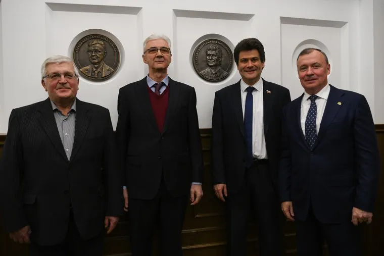 Открытие барельефов двух глав Екатеринбурга - Евгения Ройзмана и Александра Высокинского - в мэрии. Екатеринбург 