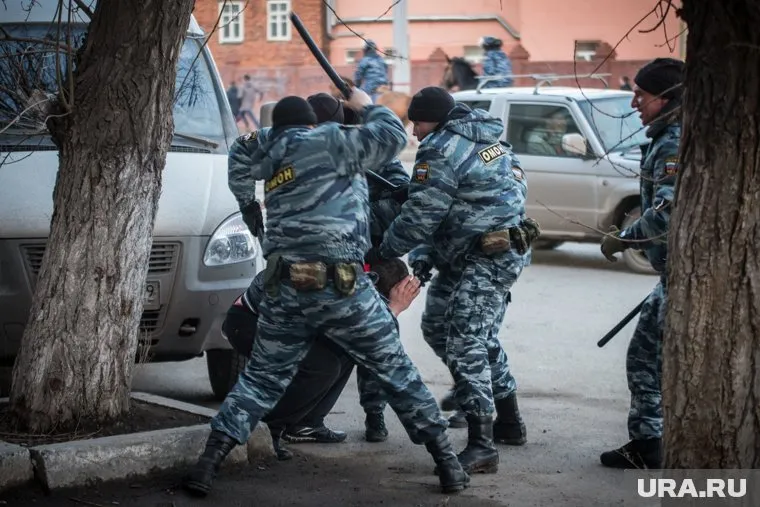 Полицейский в ХМАО избил беззащитных людей