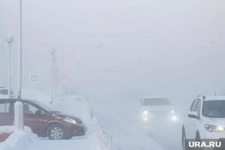 Из-за морозов и плохой видимости машины на ямальские трассы выпускают только колоннами