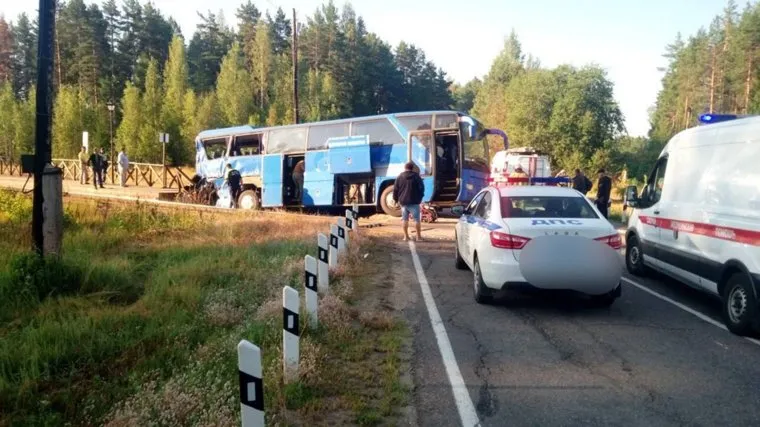 В Ленобласти автобус с туристами столкнулся с грузовым составом