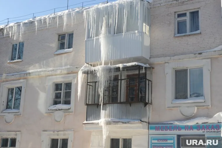 Мать и двое детей попали в больницу после падения сосульки