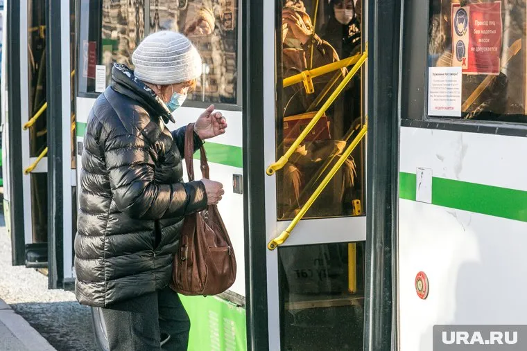 Пожилые тюменцы не перестали пользоваться общественным транспортом, но делают это за свой счет