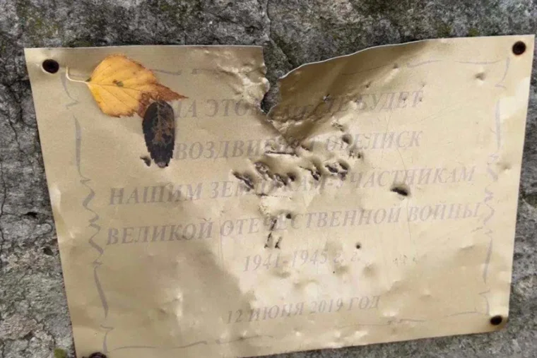 Жидков заявил, что не знал о переносе камня-мемориала на территорию школы