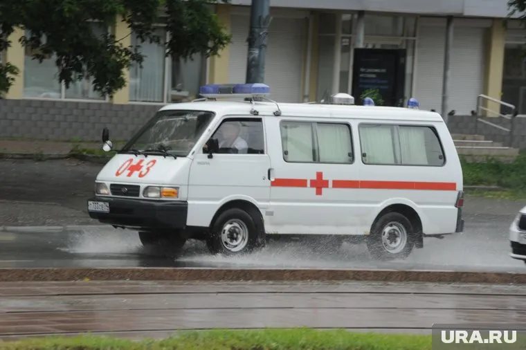 Пострадавшего водителя грузовика доставят в больницу