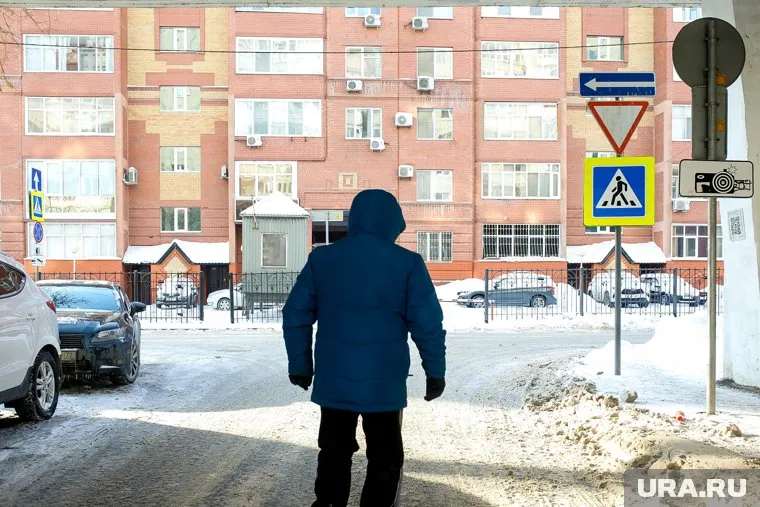 В Нижневартовске мужчина, похожий на бездомного, преследовал 14-летнюю девочку