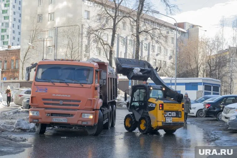 В Сургуте переходят на плавающий график уборки снега с улиц города