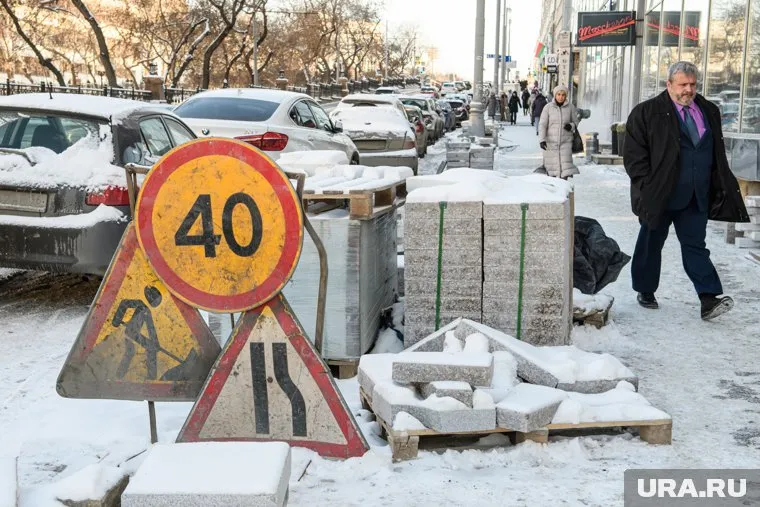 Тротуары в центре Екатеринбурга раскопаны и брошены