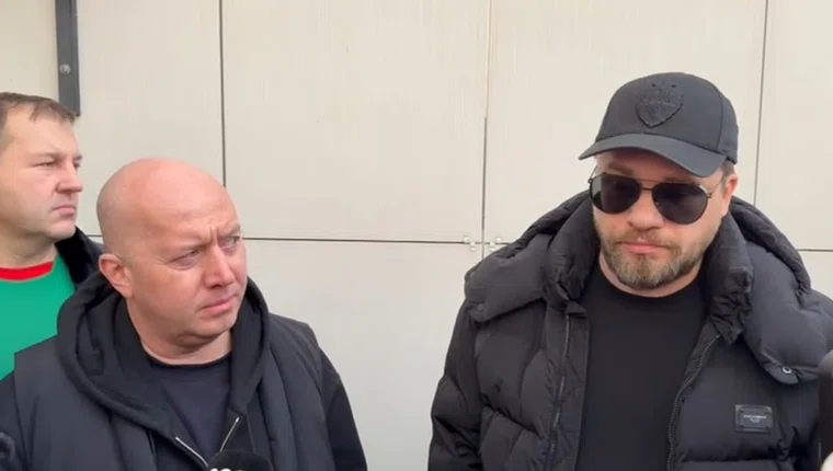 Артист Гарик Харламов на прощании с актером Романом Поповым