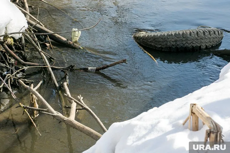 Администрация сообщила, что это не мусор, а бетонные блоки, установленные для поддержания берега