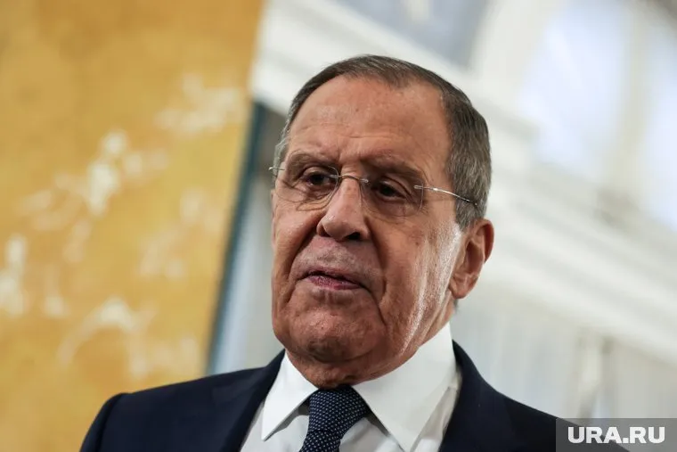Лавров хочет посмотреть, в чем нуждаются дипломаты РФ в Донбассе
