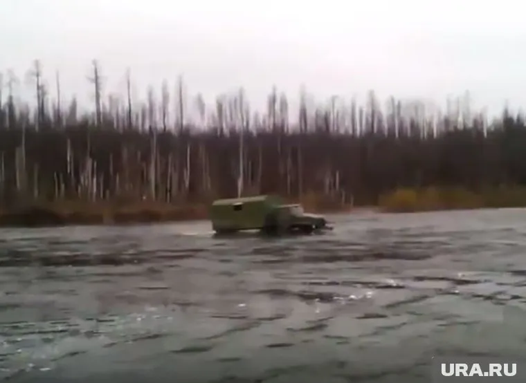 Экстремальная заброска туристов в районе перевала Дятлова во время половодья