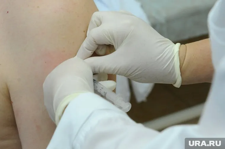 При аллергической реакции на вакцину следует сразу же обратиться к врачу