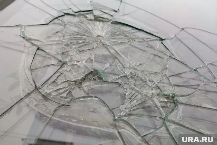 Хулиганы разбили стекло в кинотеатре