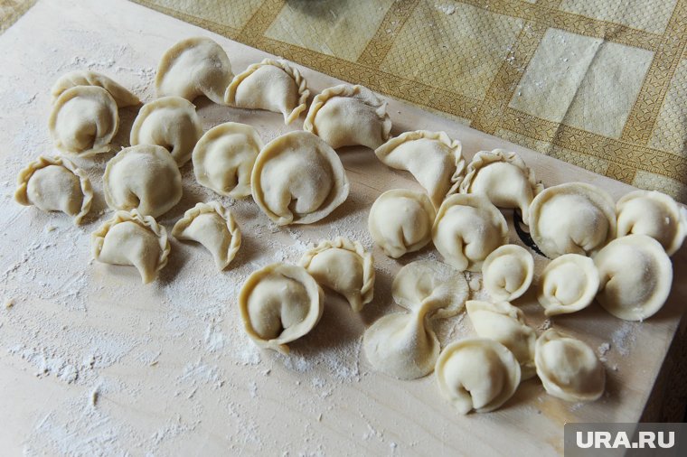 Мэр из ЯНАО налепил пельменей и угостил жителей. Видео