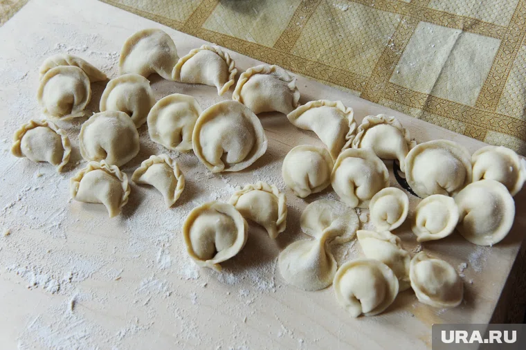 Мэр Тазовского района принял участие в мастер-классе по лепке пельменей 