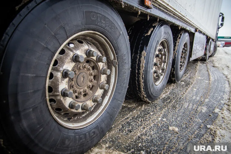 Дороги региона обработали противогололедным материалом