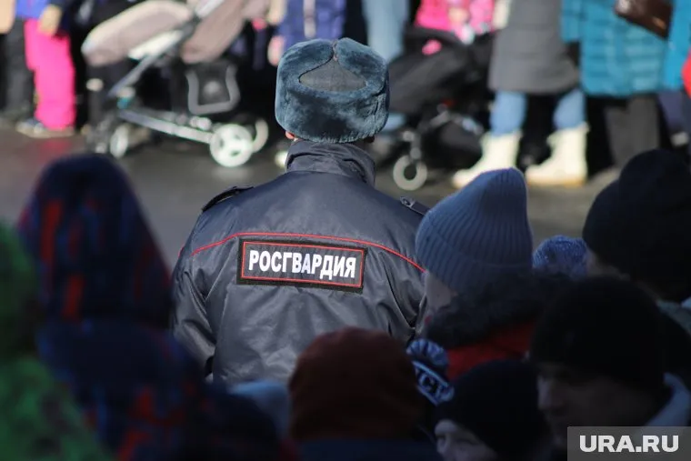 К овощебазе приехали сотрудники полиции и Росгвардии