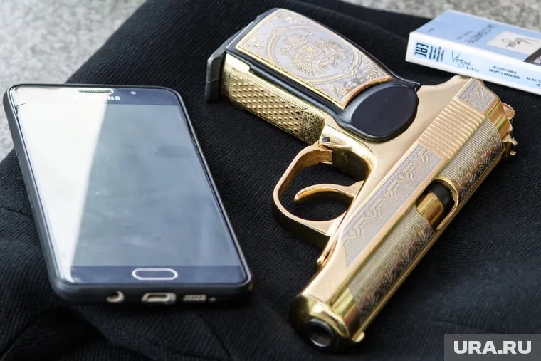 Поощрение вручили начальнику управления на транспорте МВД по УрФО Александру Вострикову (архивное фото)