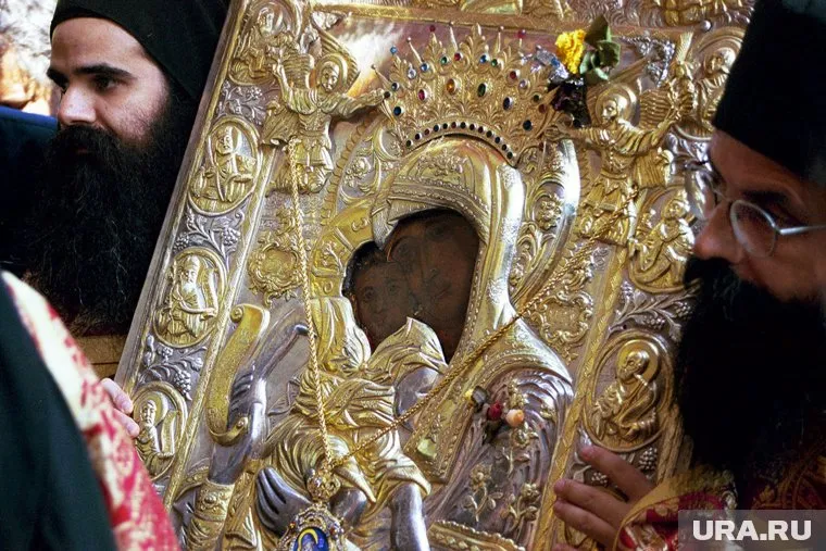 «Достойно есть» – это классический поясной образ Богородицы, держащей на руках Иисуса