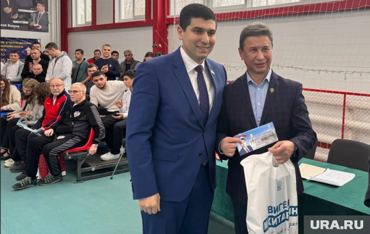 Виген Мхитарян и директор спортшколы "Алмаз" Владмимир Репкин
