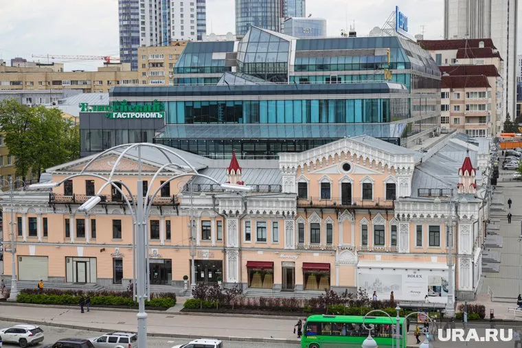 В «Елисейский» стали ходить меньше покупателей из-за того, что к магазину перекрыли проход