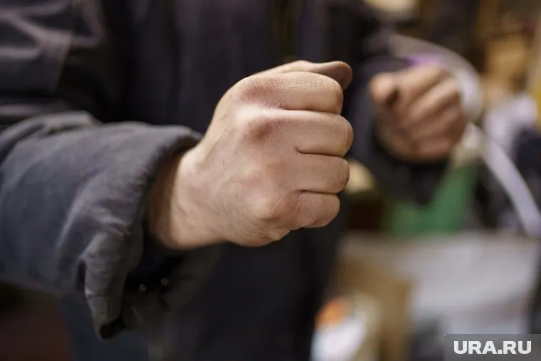 Очевидцы сообщили, что один из мужчин ударил другого кастетом