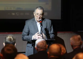 Курганские слухи: Богомолов сыграл на гитаре в кафе