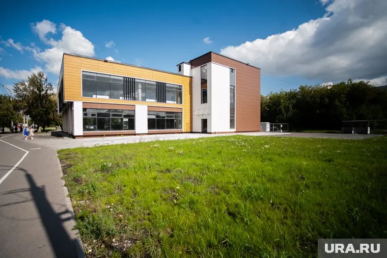 Предполагалось, что в незаконно возведенном сооружении откроется автосалон