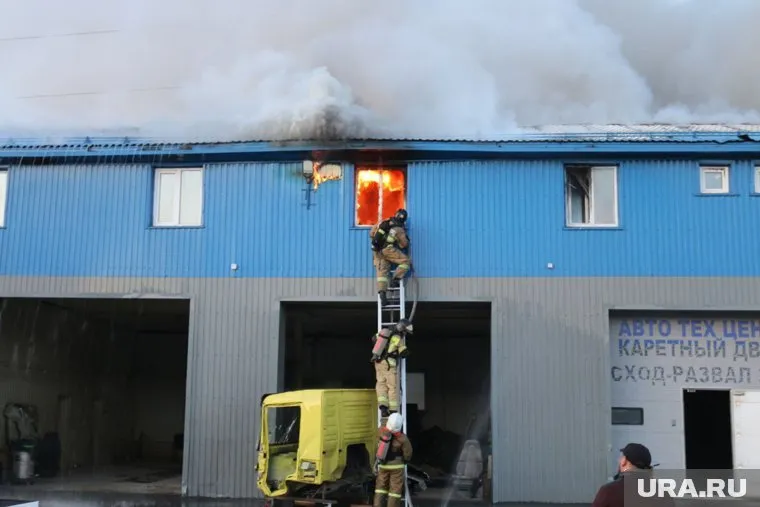 Из-за горючих материалов пожарные не могут потушить огонь