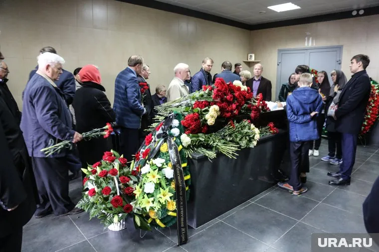 Церемонию посетили несколько сотен человек