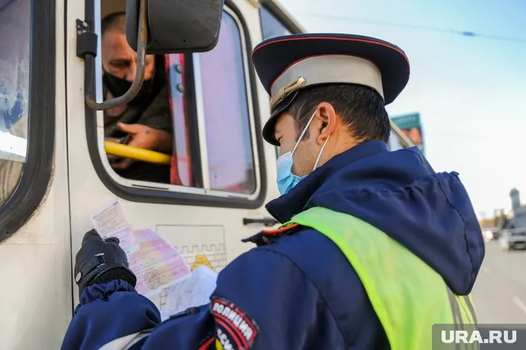 Мужчина перевозил пассажиров, не имея водительского удостоверения