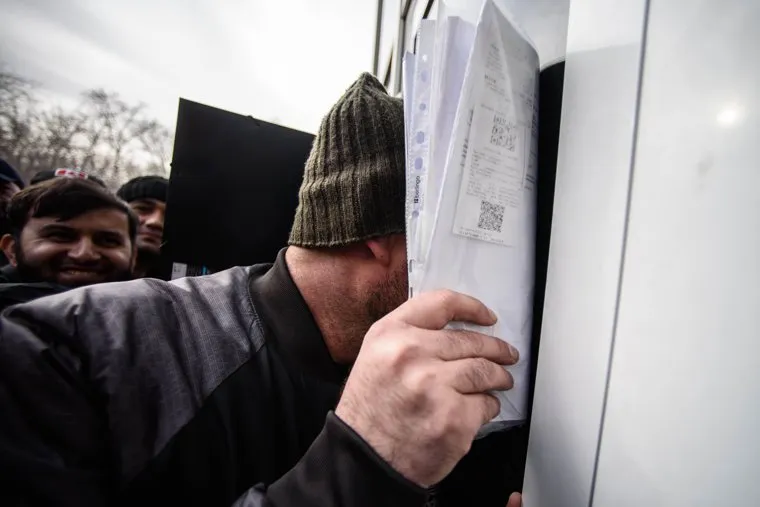 Мигранты у экзаменационного отдела ГИБДД. Екатеринбург