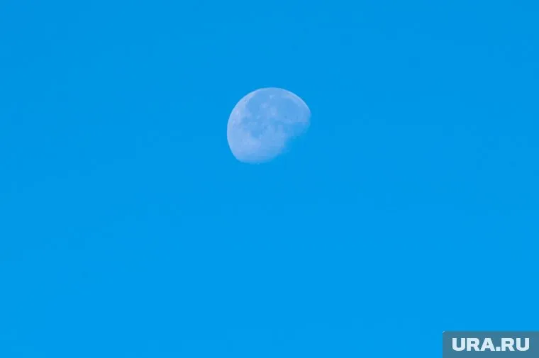 3 января китайцы сумели посадить станцию и луноход на обратной стороне спутника Земли