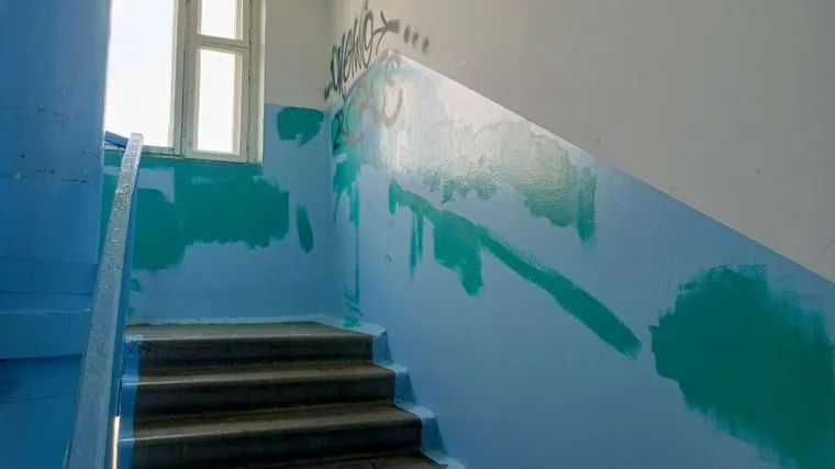 В подъезде в доме Нижневартовска несколько подростков избили сверстника