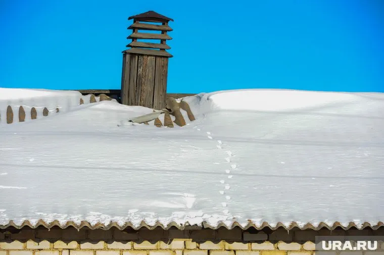 Крыша дома обрушилась под тяжестью снега