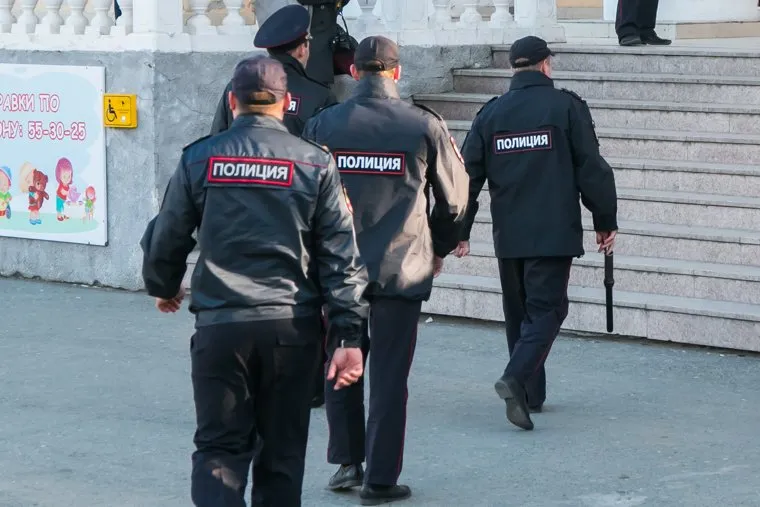 Несанкционированное шествие сторонников Навального у кинотеатра Россия. Курган, полиция
