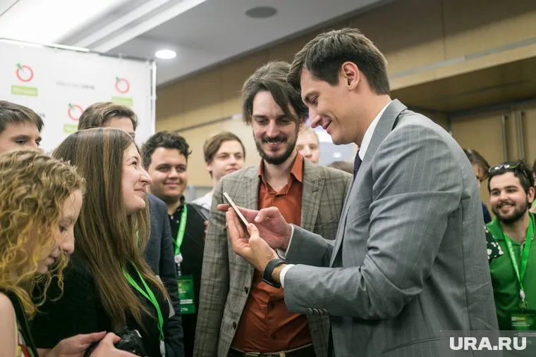 Максим Кац (в центре) и Дмитрий Гудков (справа) придумали интернет-схему для рекрутирования кандидатов и агитации